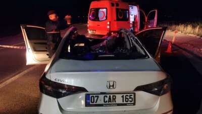 Başıboş ata çarpan otomobil takla atarak hurdaya döndü: 1 ölü 1 yaralı