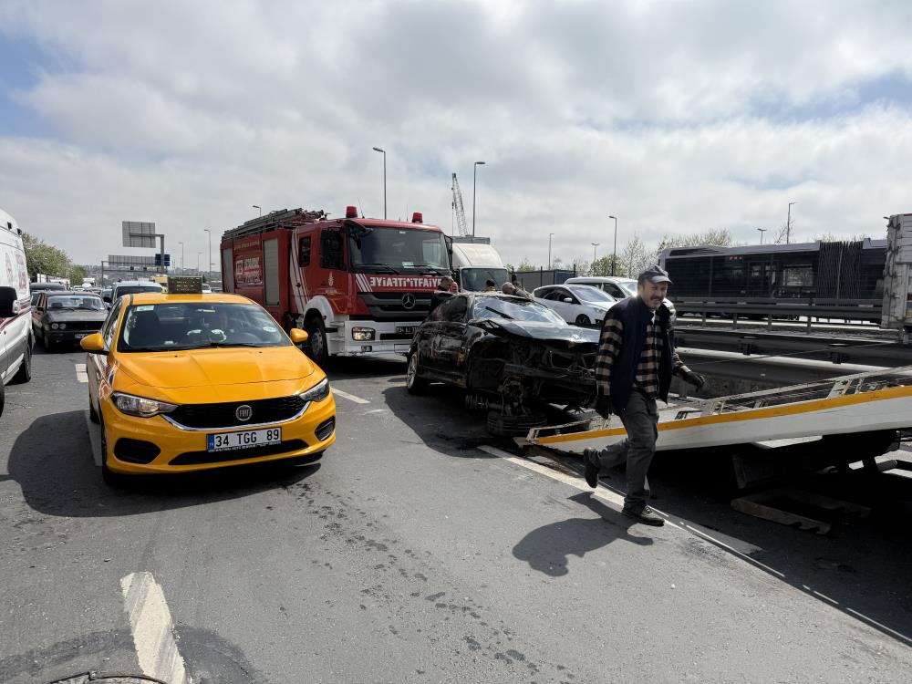 İstanbul’da ehliyetsiz gencin makas kazası: 3 yaralı