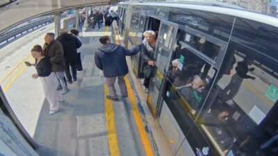 İstanbul’da metrobüste deprem anı: Araç beşik gibi sallandı