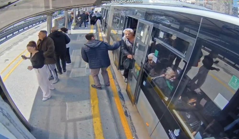 İstanbul’da metrobüste deprem anı: Araç beşik gibi sallandı İstanbul’da metrobüste deprem anı: Araç beşik gibi sallandı
