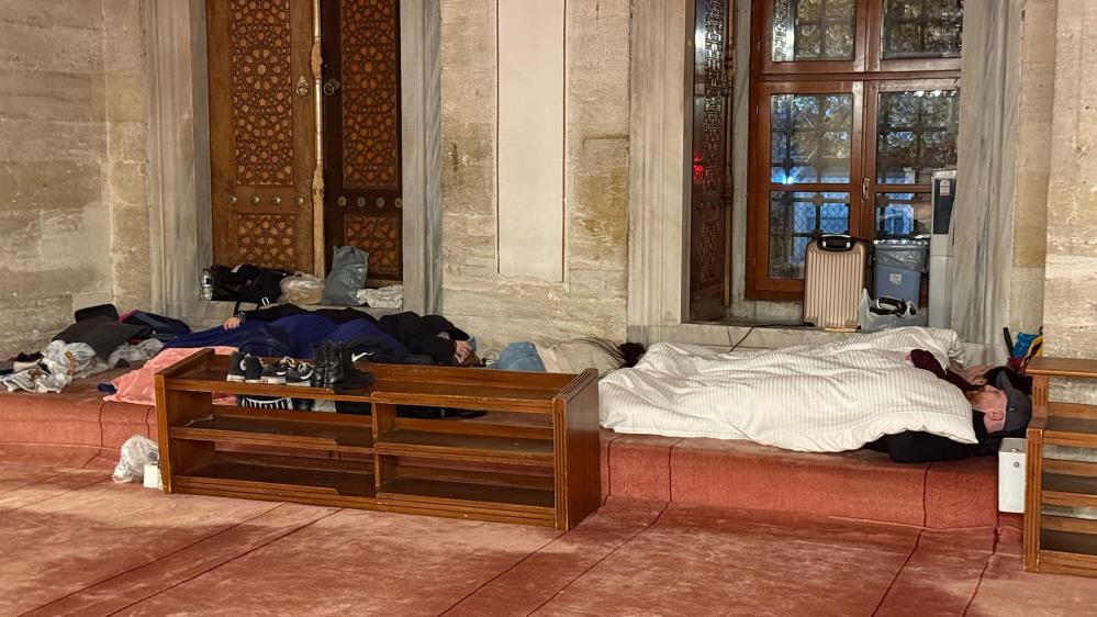 İstanbul’da bazı vatandaşlar geceyi dışarıda geçirdi
