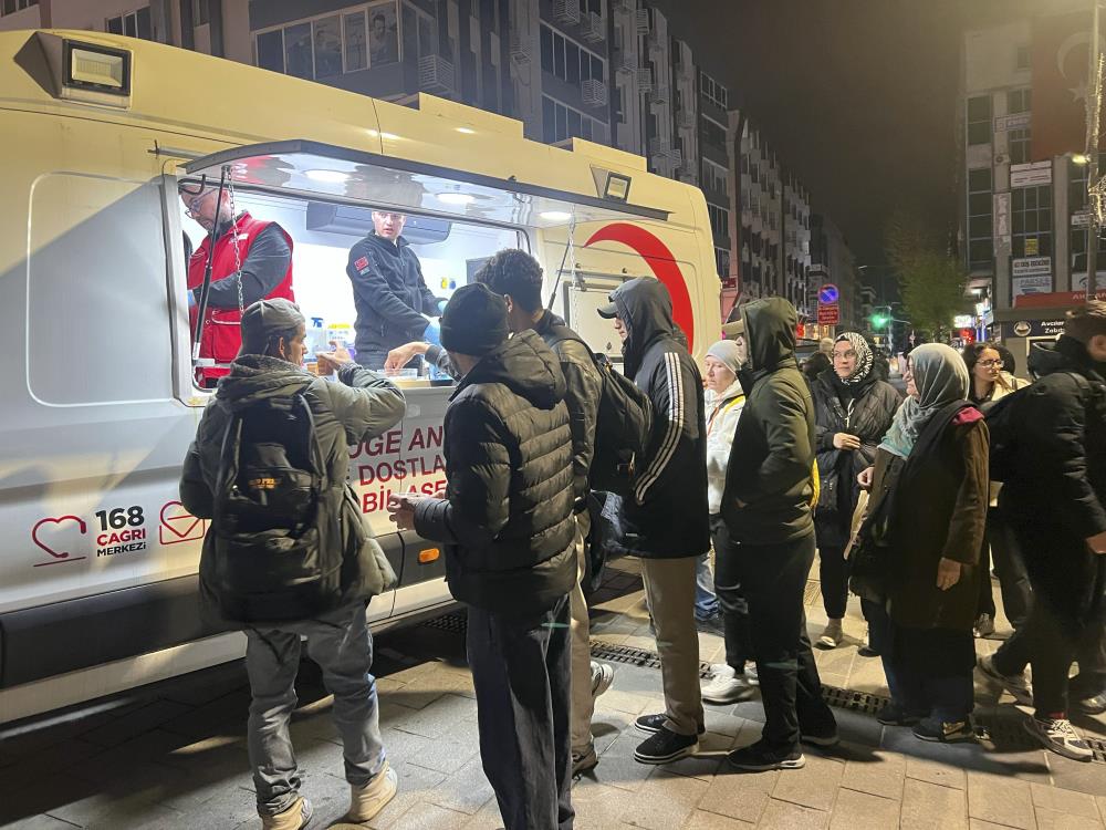 Türk Kızılay, İstanbul depremi sonrası beslenme desteğini sürdürüyor