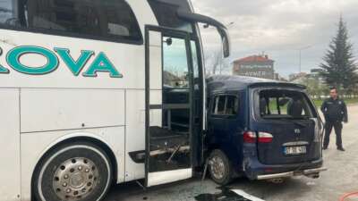 Yolcu otobüsüyle hafif ticari araç çarpıştı: 1 ölü, 2 yaralı