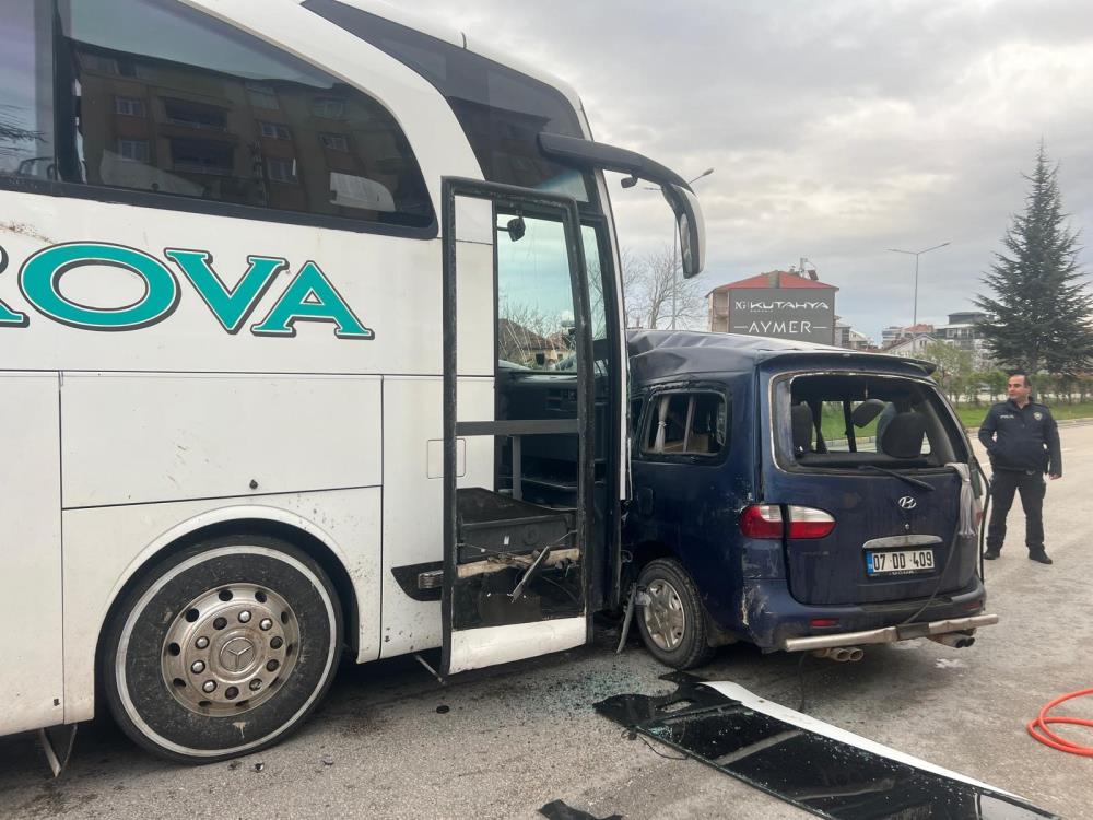 Yolcu otobüsüyle hafif ticari araç çarpıştı: 1 ölü, 2 yaralı