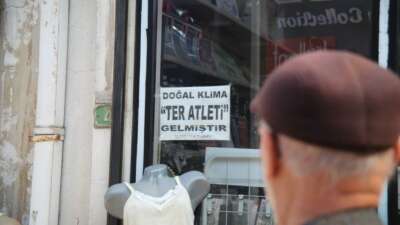 Bursa’da mizah seviyesi yüksek esnaf! ‘Doğal klima ter atleti gelmiştir’ afişi
