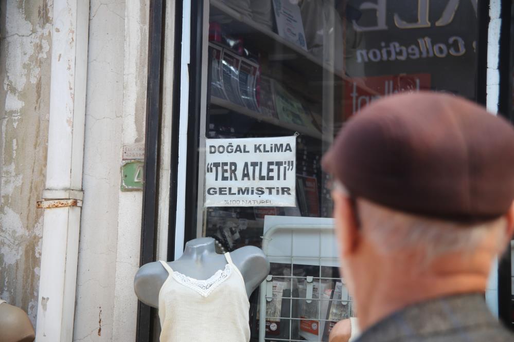 Bursa’da mizah seviyesi yüksek esnaf! ‘Doğal klima ter atleti gelmiştir’ afişi