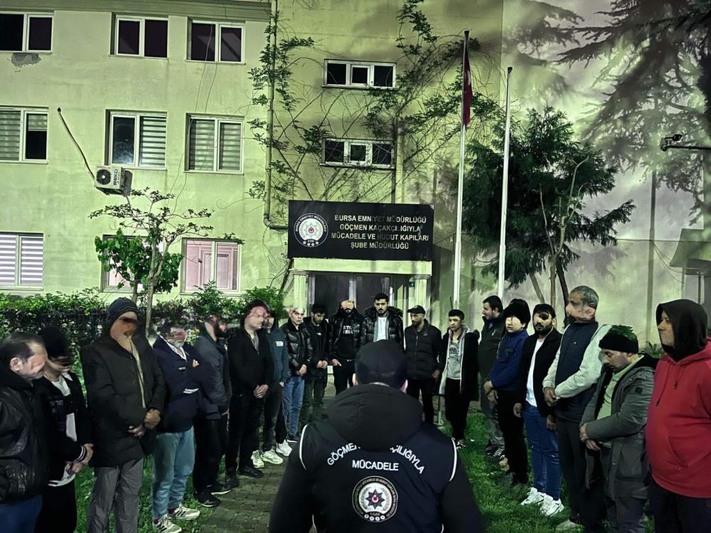 Bursa’da göçmen kaçakçılığı operasyonu: 2 şüpheli, 21 kaçak göçmen yakalandı