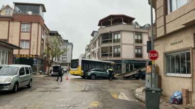 Bursa’da halk otobüsü kaza yaptı