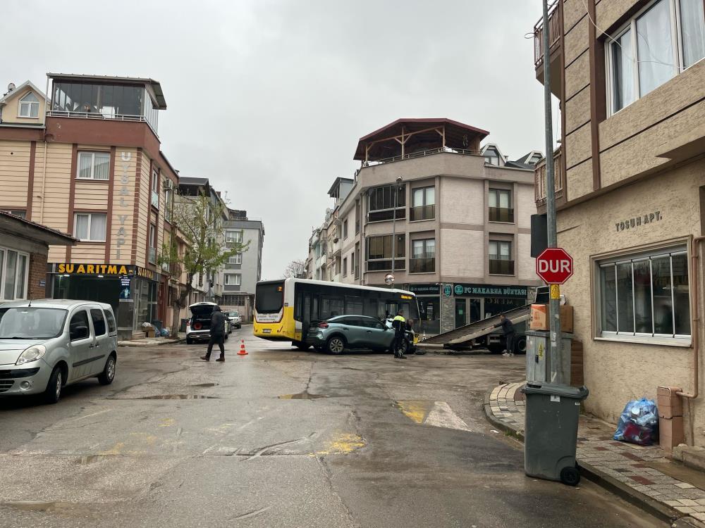 Bursa’da halk otobüsü kaza yaptı