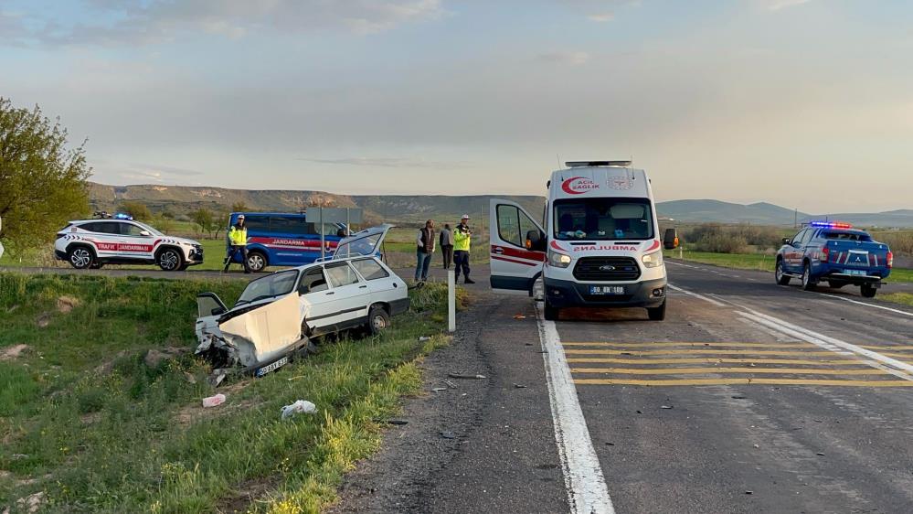 Kavşakta bekleyen aracı sollarken kaza yaptı: 1 ölü, 3 yaralı Kavşakta bekleyen aracı sollarken kaza yaptı: 1 ölü, 3 yaralı