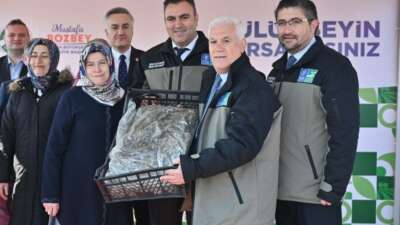 Bursa’da çiftçilere 1 milyon 222 bin çilek fidesi hibe edildi