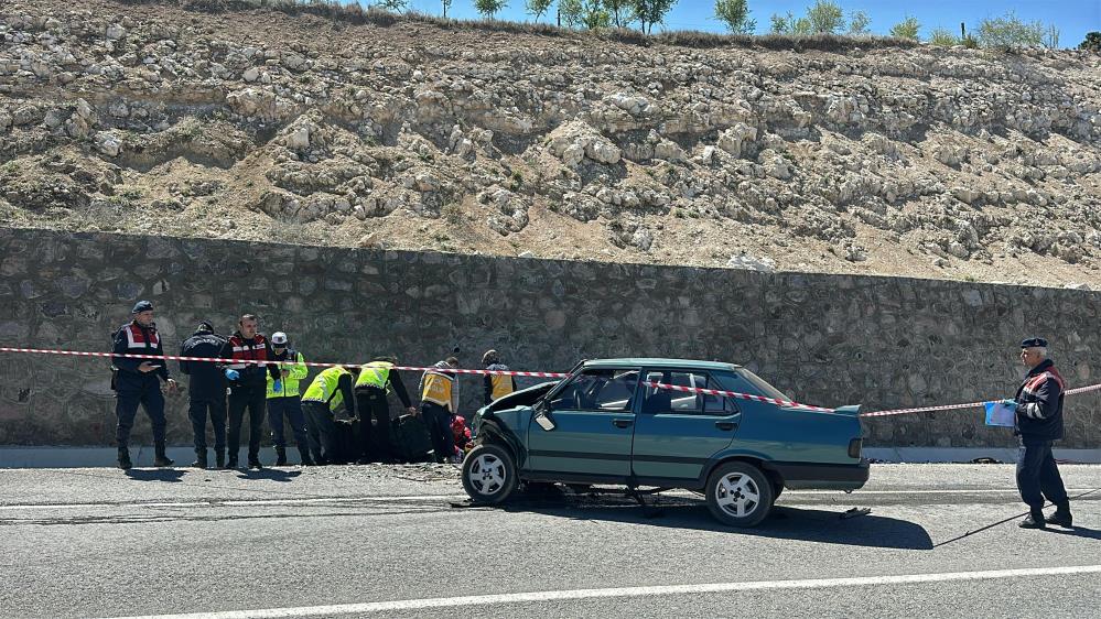 Uşak’ta feci kaza: Karı-koca hayatını kaybetti, 3 kişi yaralandı