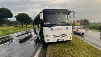 İşçi taşıyan servis aracı orta refüje çıktı