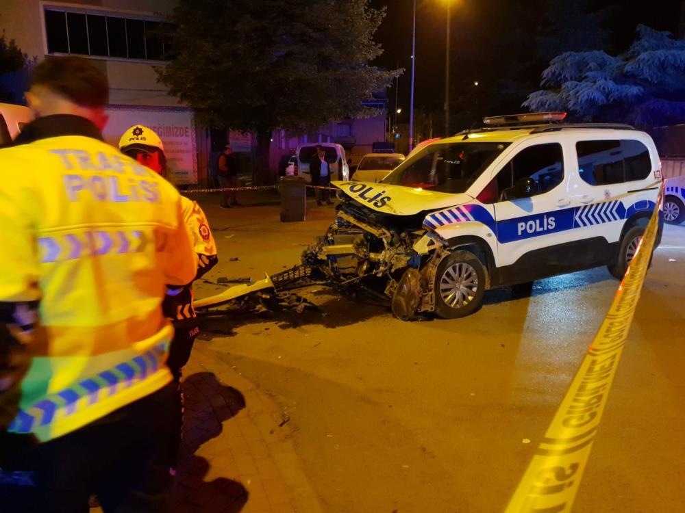 Bursa’da polis aracının da karıştığı zincirleme kaza: 2 polis yaralı
