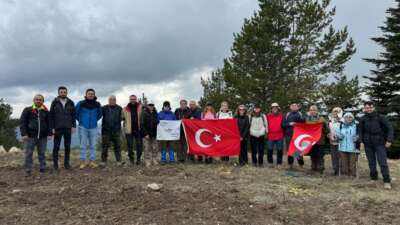 Dağın zirvesinde Türk Bayrağı açtılar