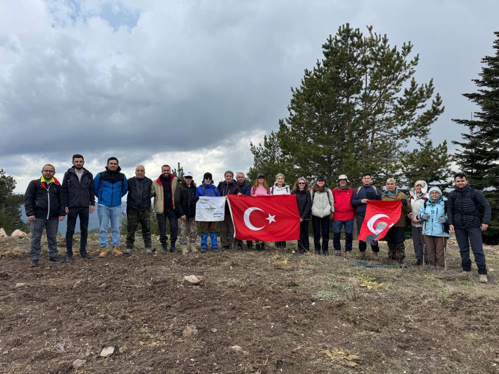 Dağın zirvesinde Türk Bayrağı açtılar