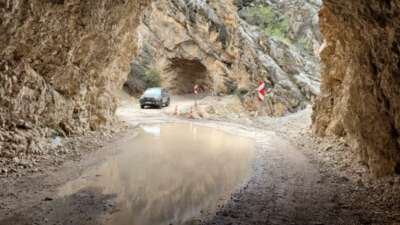132 yıllık taş yol suyla doldu