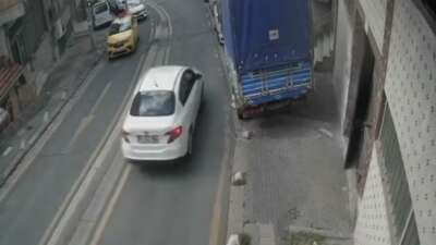 Otomobilin çarptığı kadının bacağı koptu