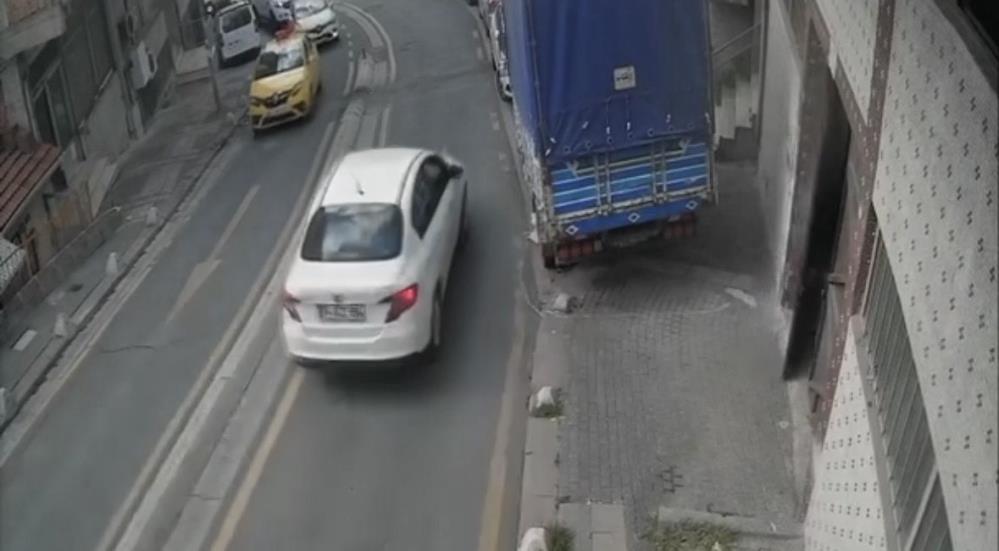 Otomobilin çarptığı kadının bacağı koptu