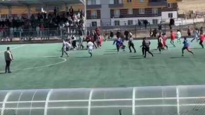 Futbolcu ve taraftarlar birbirine girdi