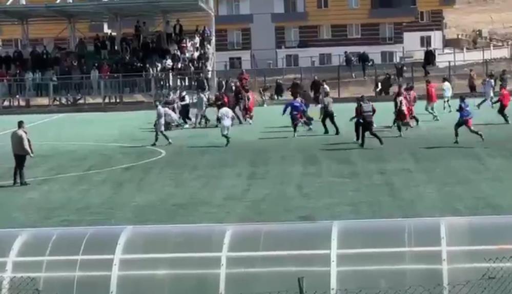 Futbolcu ve taraftarlar birbirine girdi