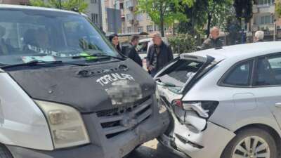 Bursa’da kamyonet ile otomobil çarpıştı