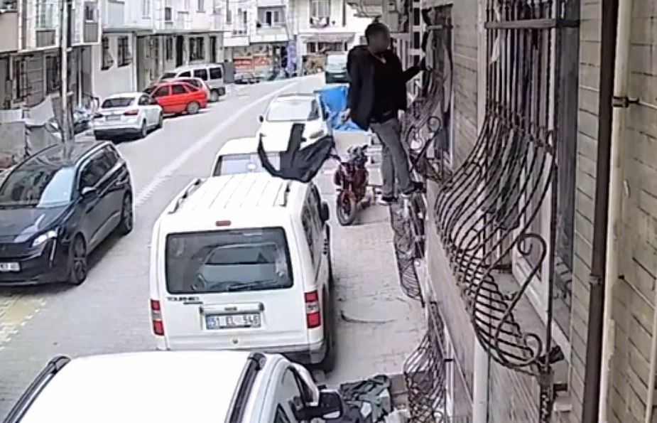 Kuruması için asılan çamaşırları çaldı