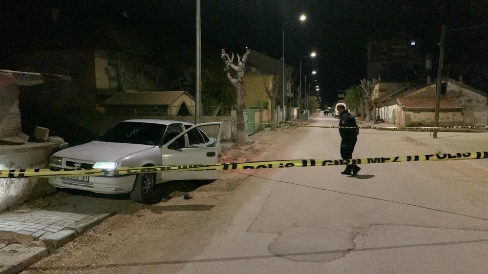 Bıçaklandıktan sonra aracıyla hastaneye giderken kazada öldü