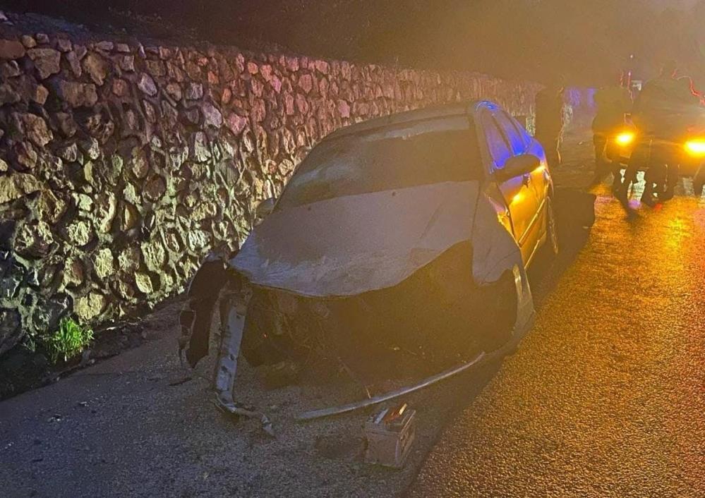Bursa’da kontrolden çıktı, bariyerlere çarptı!