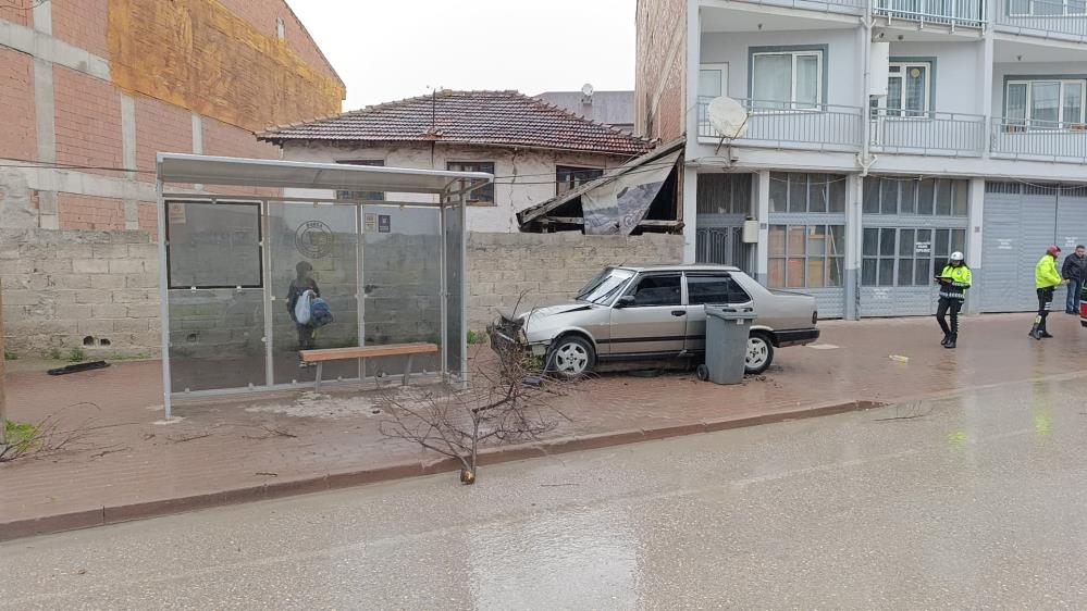 Bursa’da ‘dur’ ihtarına uymayan ehliyetsiz sürücü durağa çarptı