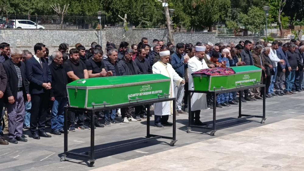 Feci kazada ölen anne ile oğlu son yolcuğuna uğurlandı Feci kazada ölen anne ile oğlu son yolcuğuna uğurlandı