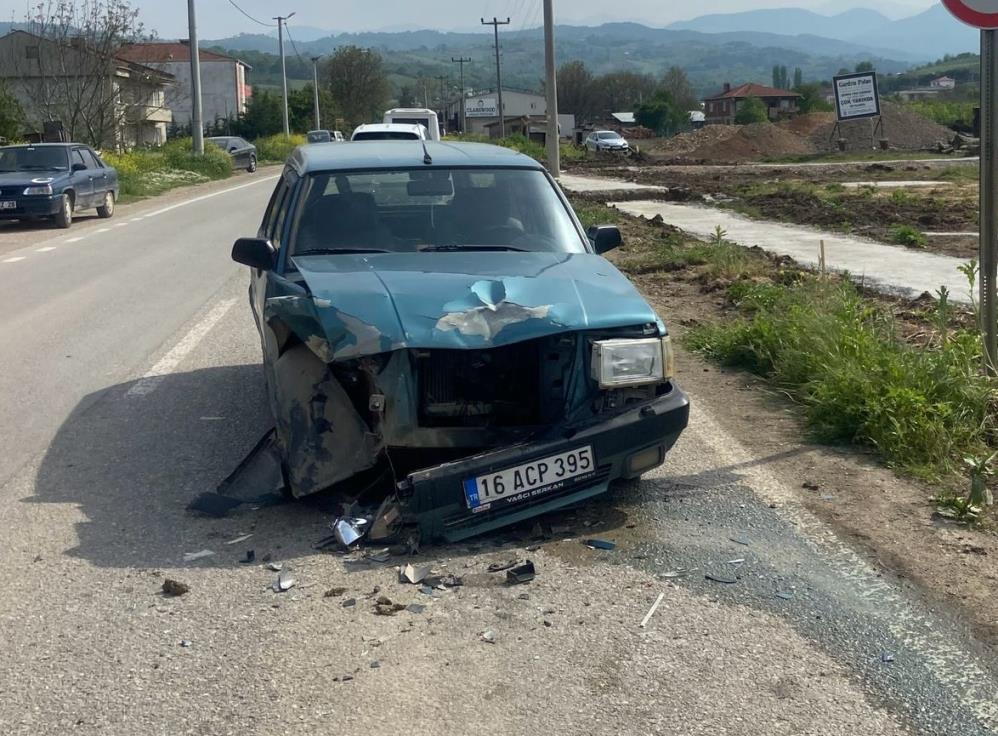 Bursa’da traktör ile otomobil çarpıştı