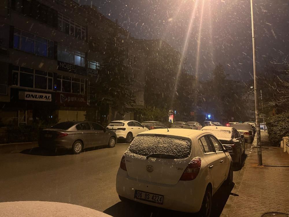 Ankara’da nisan ayında kar yağışı