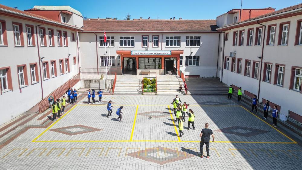 İnegöl’de okul bahçelerine bahar geldi
