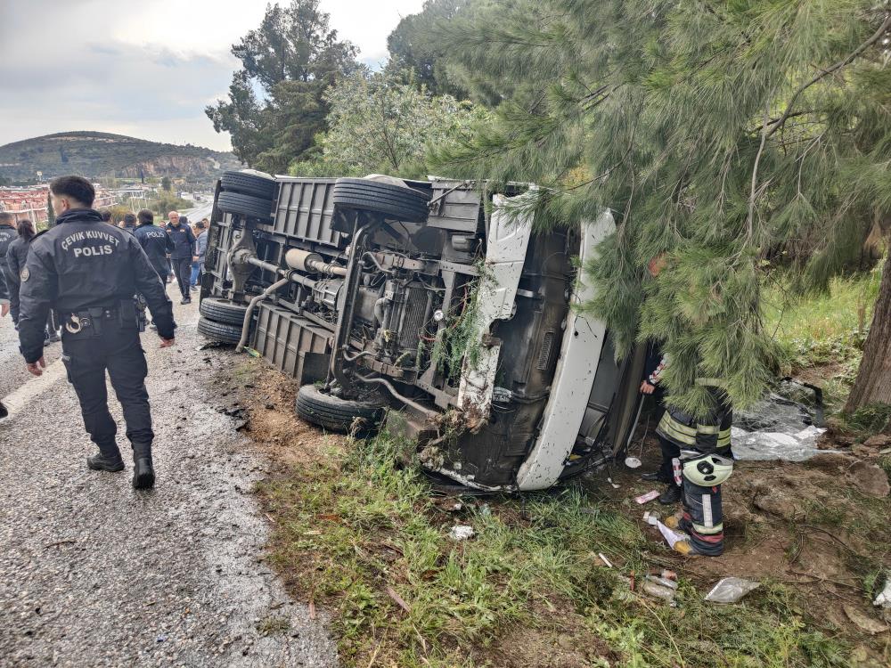 Kuşadası’nda servis aracı devrildi