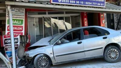 Bursa’da otomobil dükkana daldı