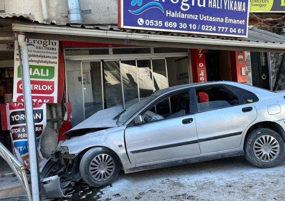 Bursa’da otomobil dükkana daldı