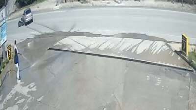 Otomobille çarpışan motosikletli şoka girdi