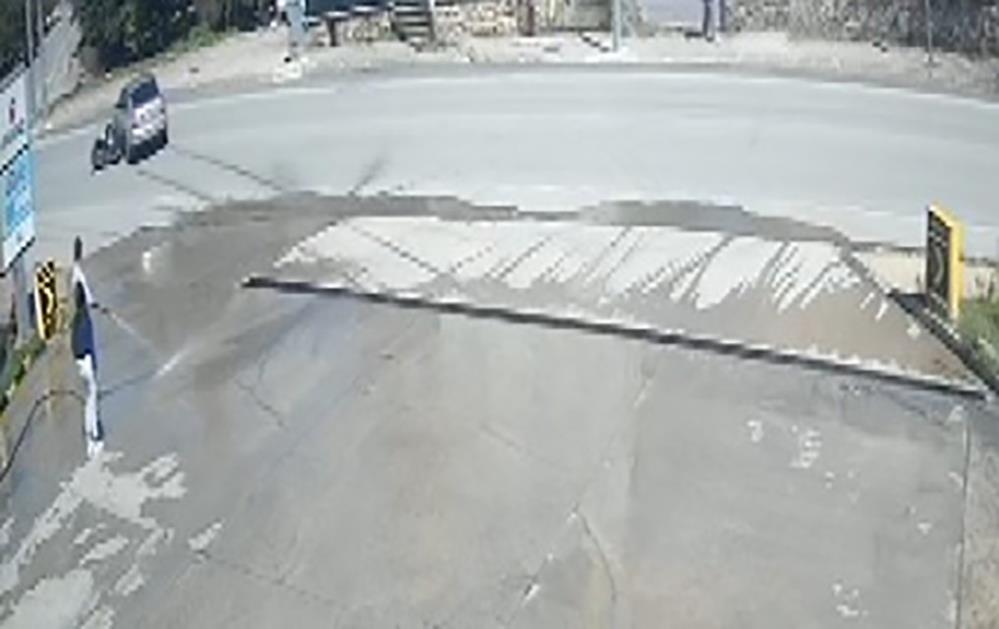 Otomobille çarpışan motosikletli şoka girdi