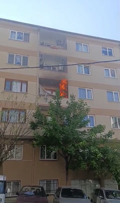 Bursa’da yanık unutulan sigara balkonu küle çevirdi