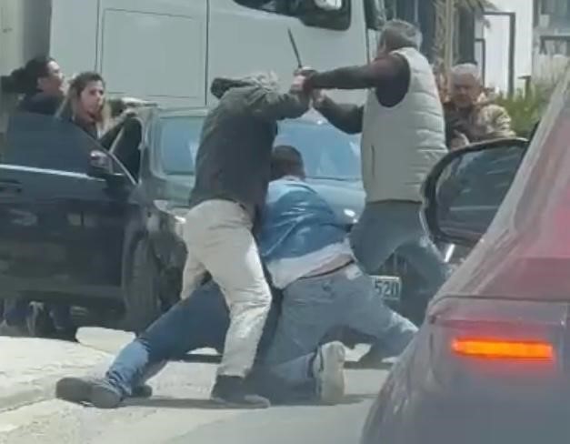 Trafikte satırlı kavga