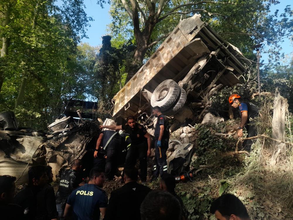 Freni patlayan hafriyat kamyonu dehşet saçtı