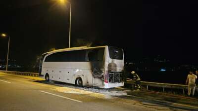 Turistleri taşıyan otobüs yandı, faciadan dönüldü
