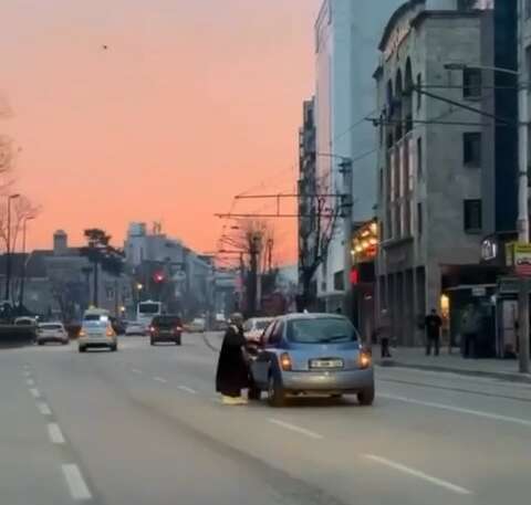 Bursa’da Ulucami’ye giden kişi aracını yol ortasında bıraktı