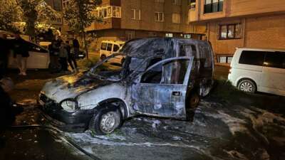 Küçükçekmece’de park halindeki araç alev alev yandı