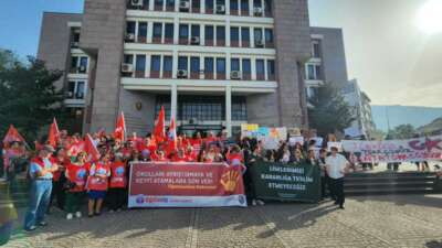Bursa İl Milli Eğitim Müdürlüğü önünde protesto