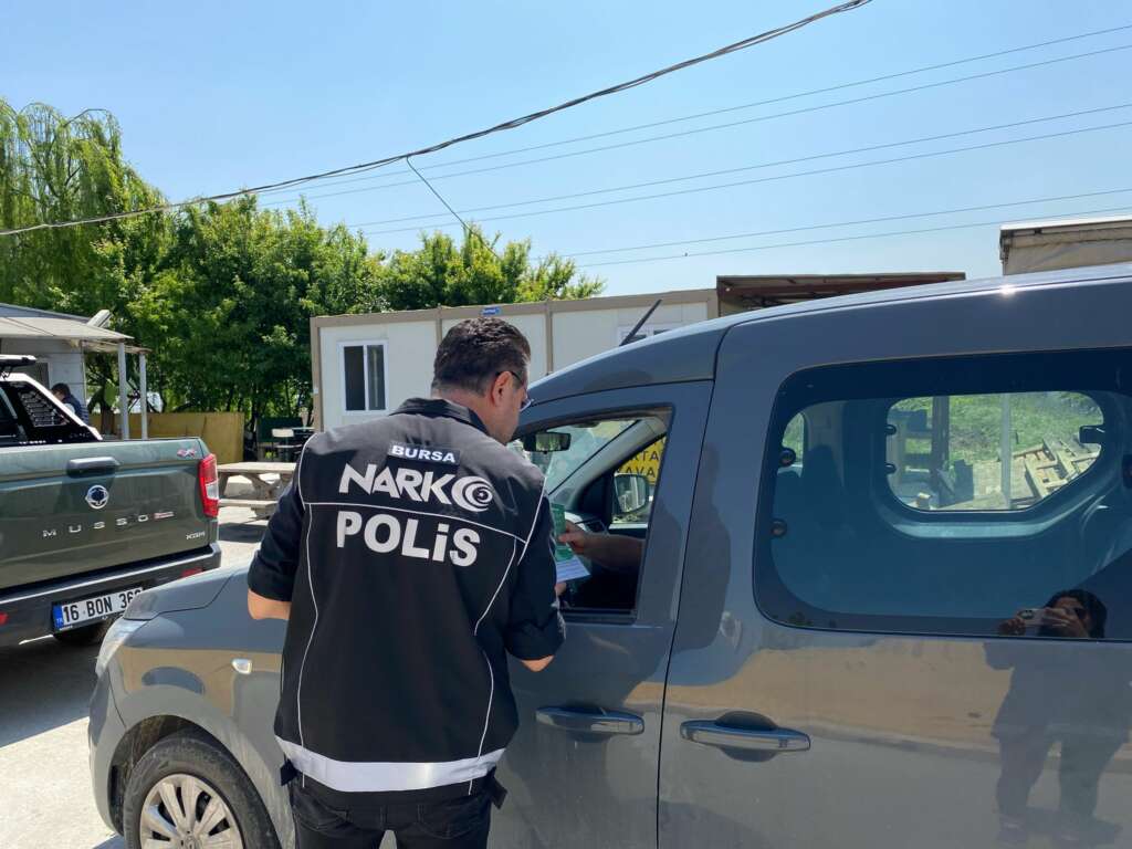 Narkotik polisi Bursa’da vatandaşları bilgilendirdi
