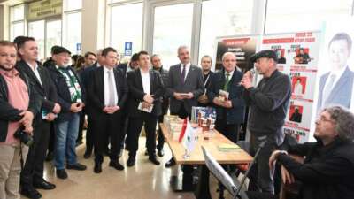 Şair ve yazar Nevzat Çelik okurlarıyla Osmangazi standında buluştu