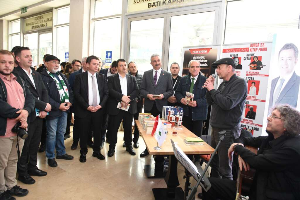 Şair ve yazar Nevzat Çelik okurlarıyla Osmangazi standında buluştu