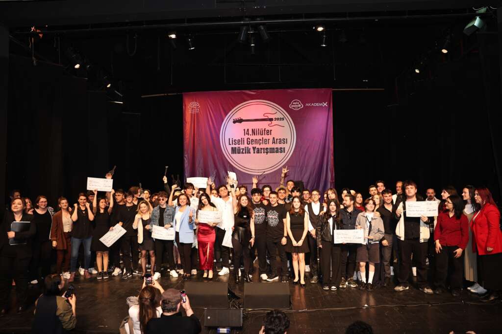 Bursa’da liseli gençler müzik yeteneklerini sergiledi